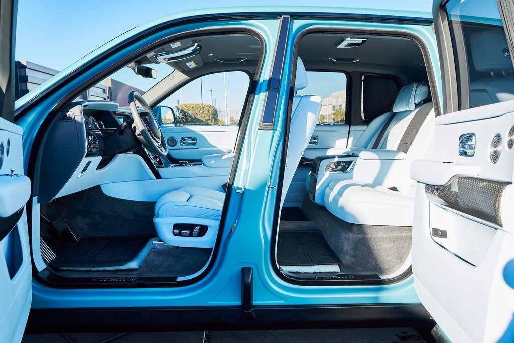 Used 2022 Rolls-Royce Cullinan Black Badge w/ Dark Exterior Package image 24