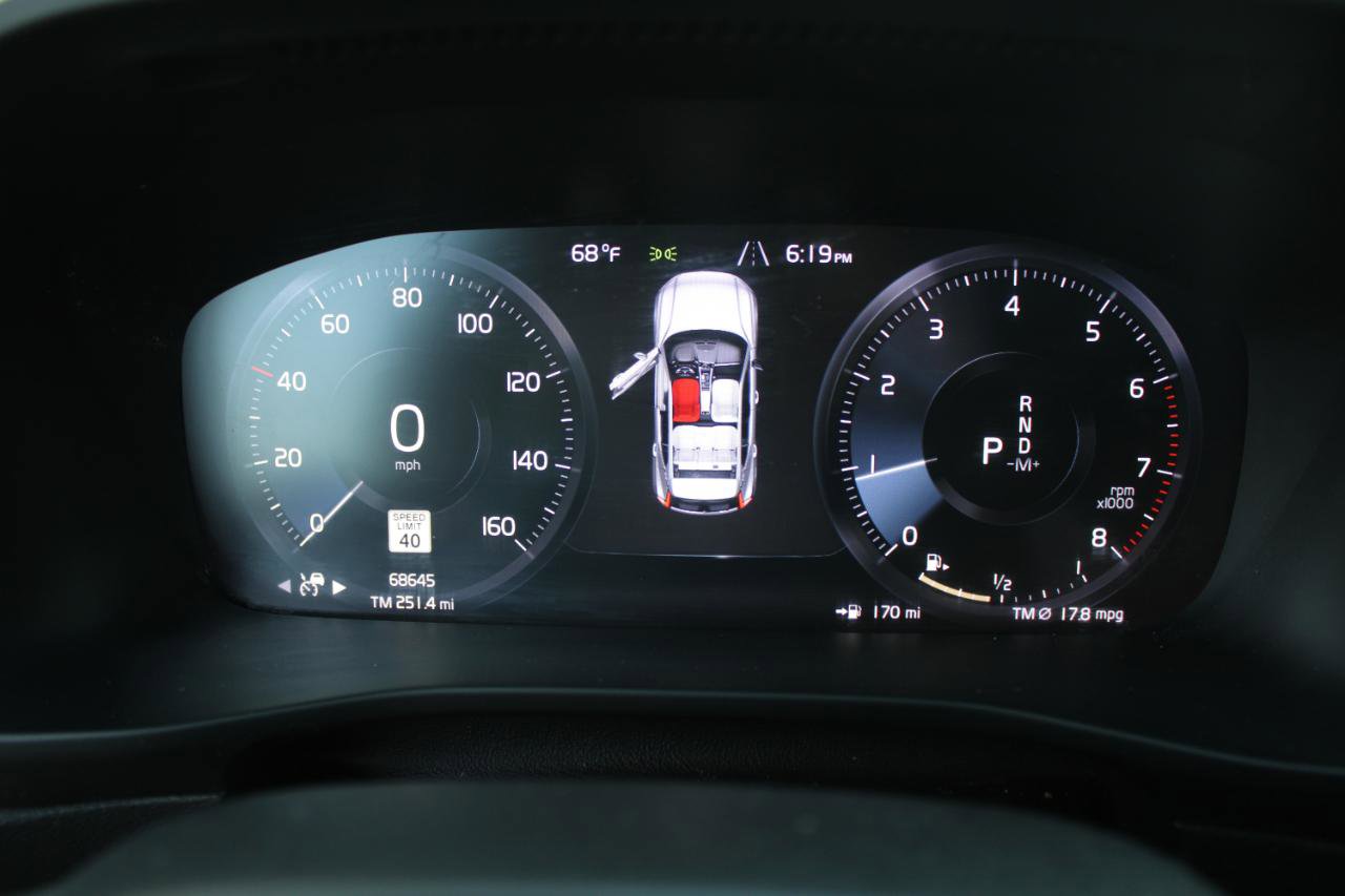 Used 2019 Volvo XC40 T5 Momentum image 17