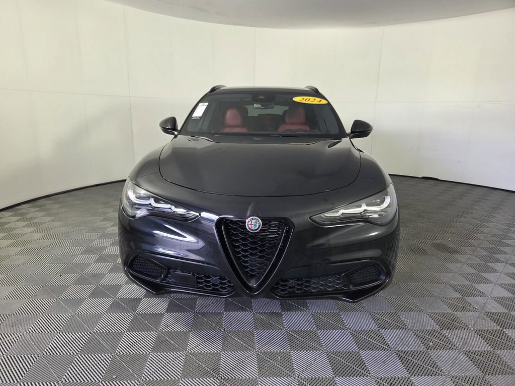 Used 2024 Alfa Romeo Stelvio Veloce image 3