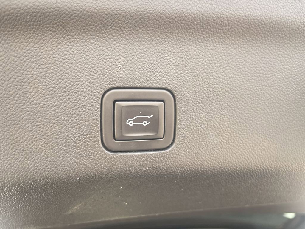 Used 2024 GMC Yukon SLT w/ SLT Luxury Package image 6