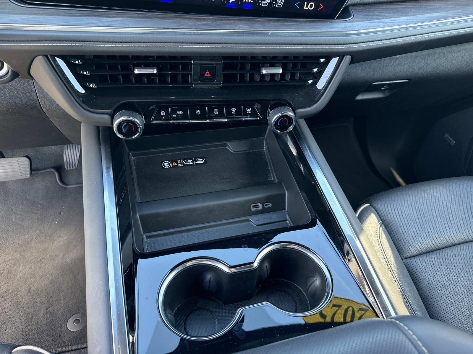 Used 2025 Chevrolet Suburban Premier image 28