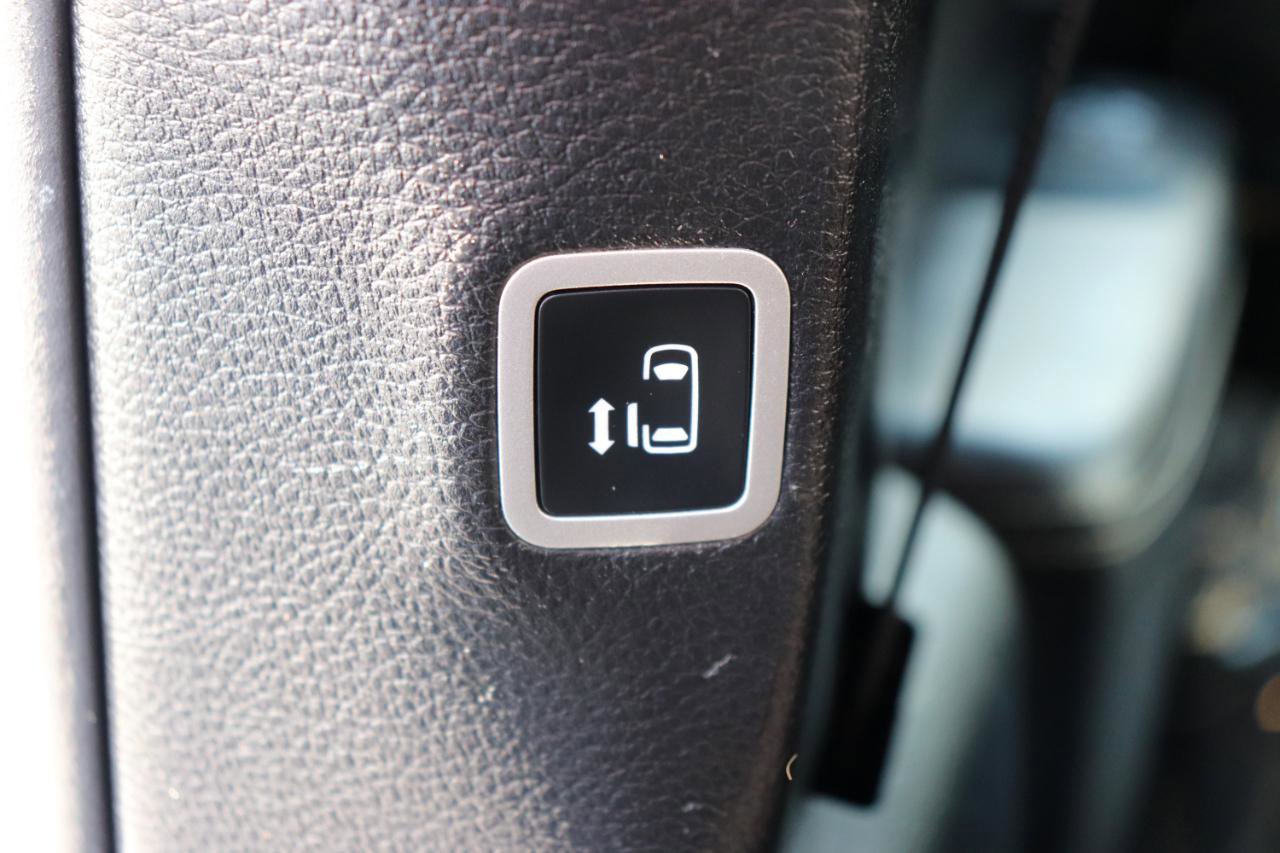 Used 2025 Chrysler Pacifica Limited FWD image 33