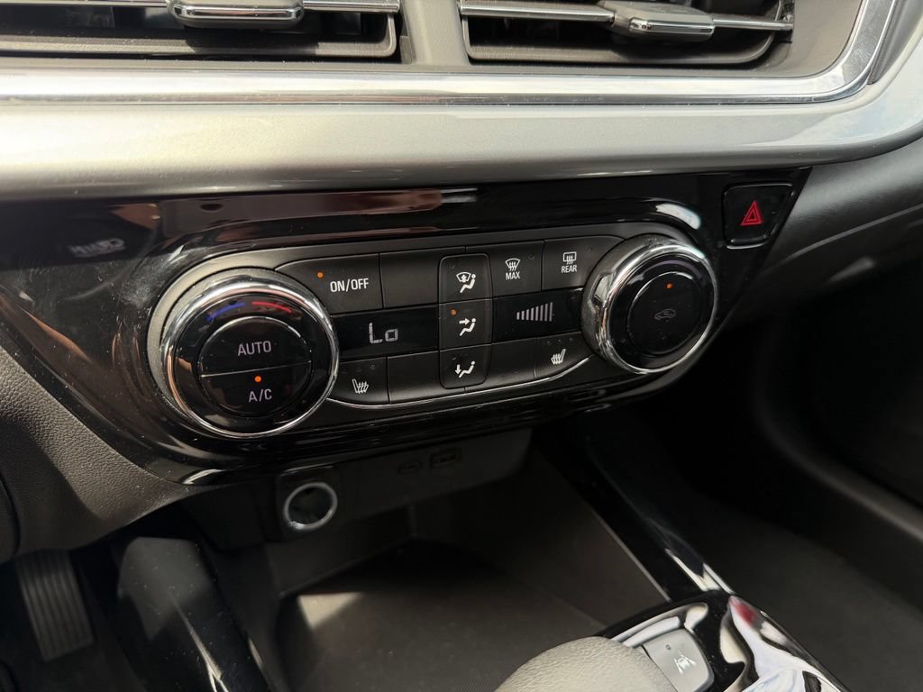 Used 2024 Chevrolet Trax LT w/ LT Convenience Package FWD image 21