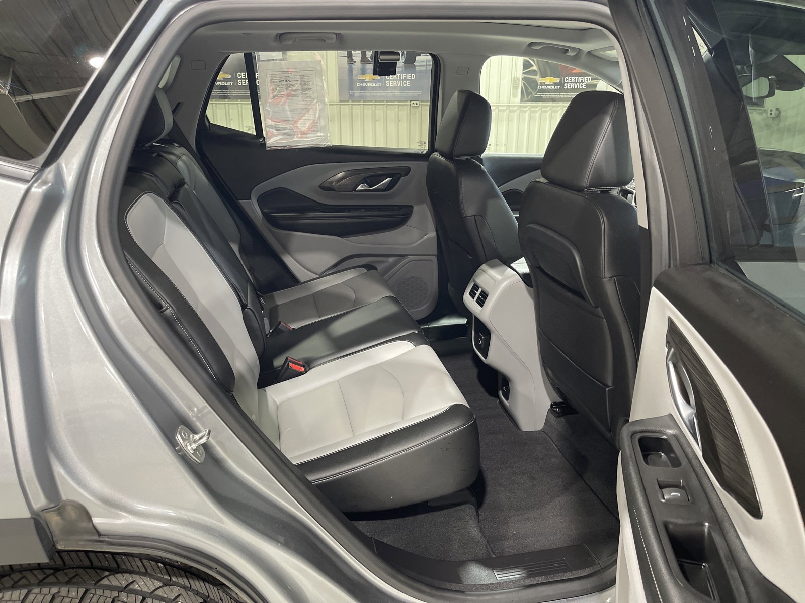 Used 2024 GMC Terrain SLT w/ Infotainment Package II AWD/4WD image 17