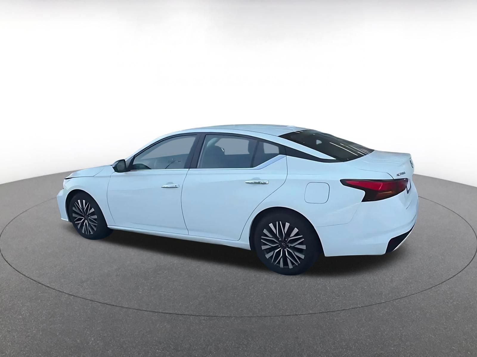 Used 2025 Nissan Altima 2.5 SV FWD image 8