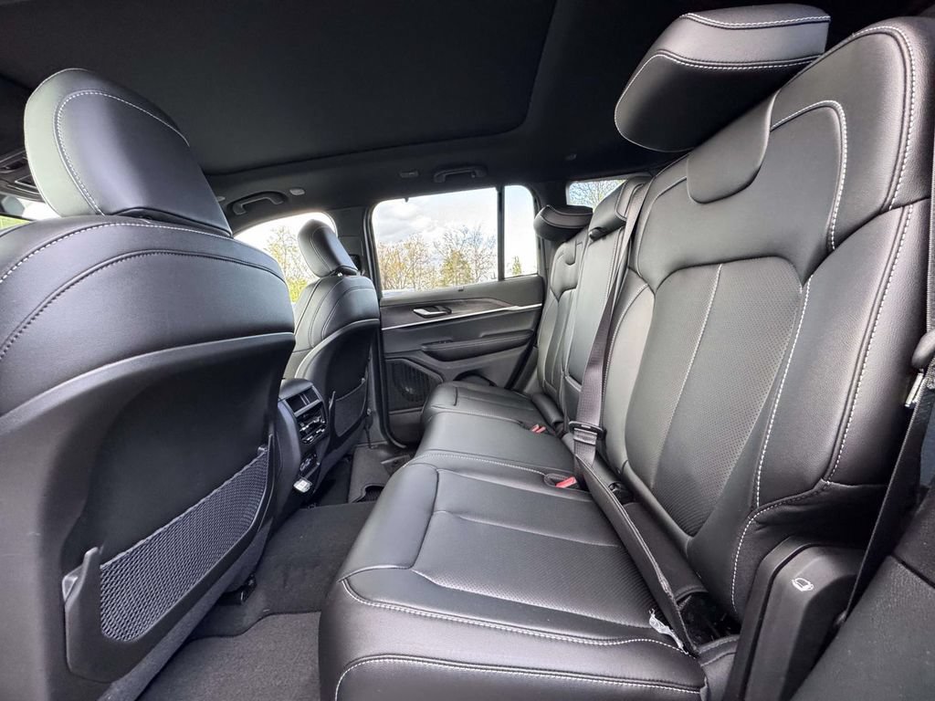 New 2025 Jeep Grand Cherokee Limited w/ Luxury Tech Group II AWD/4WD image 15