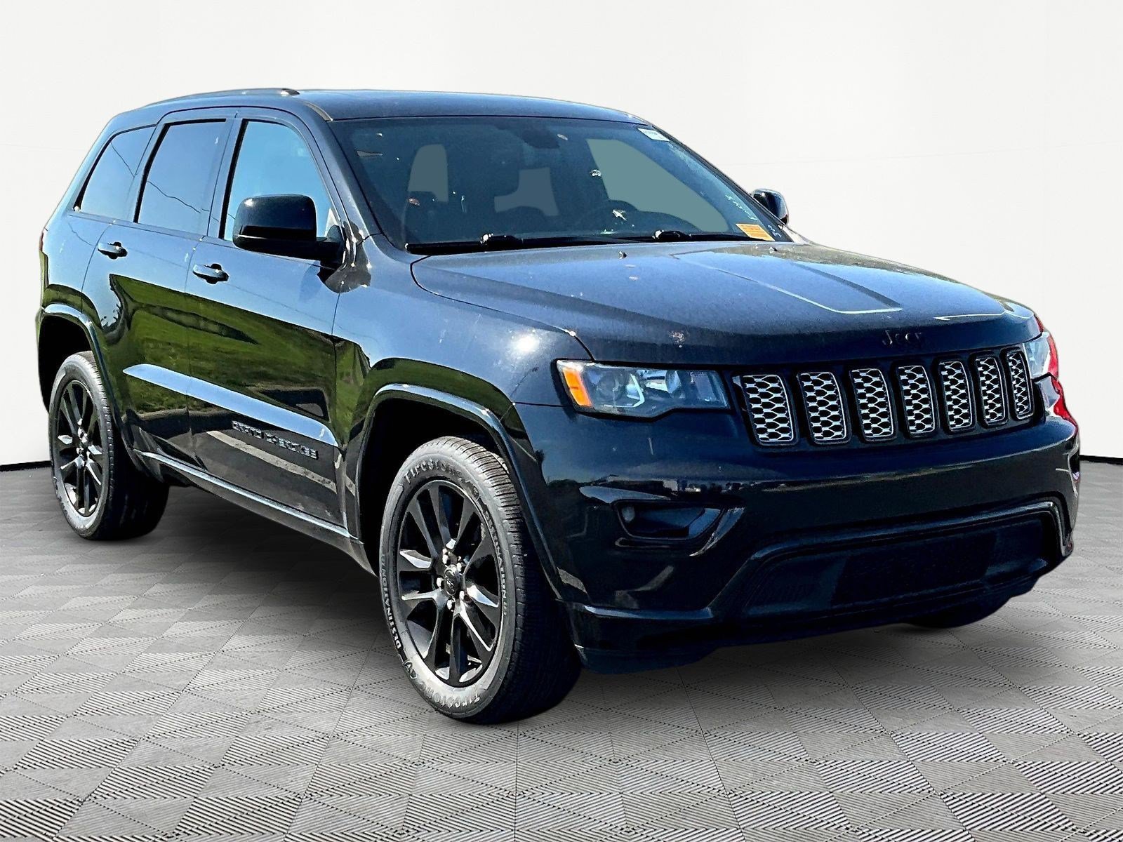 Used 2017 Jeep Grand Cherokee Altitude AWD/4WD image 2