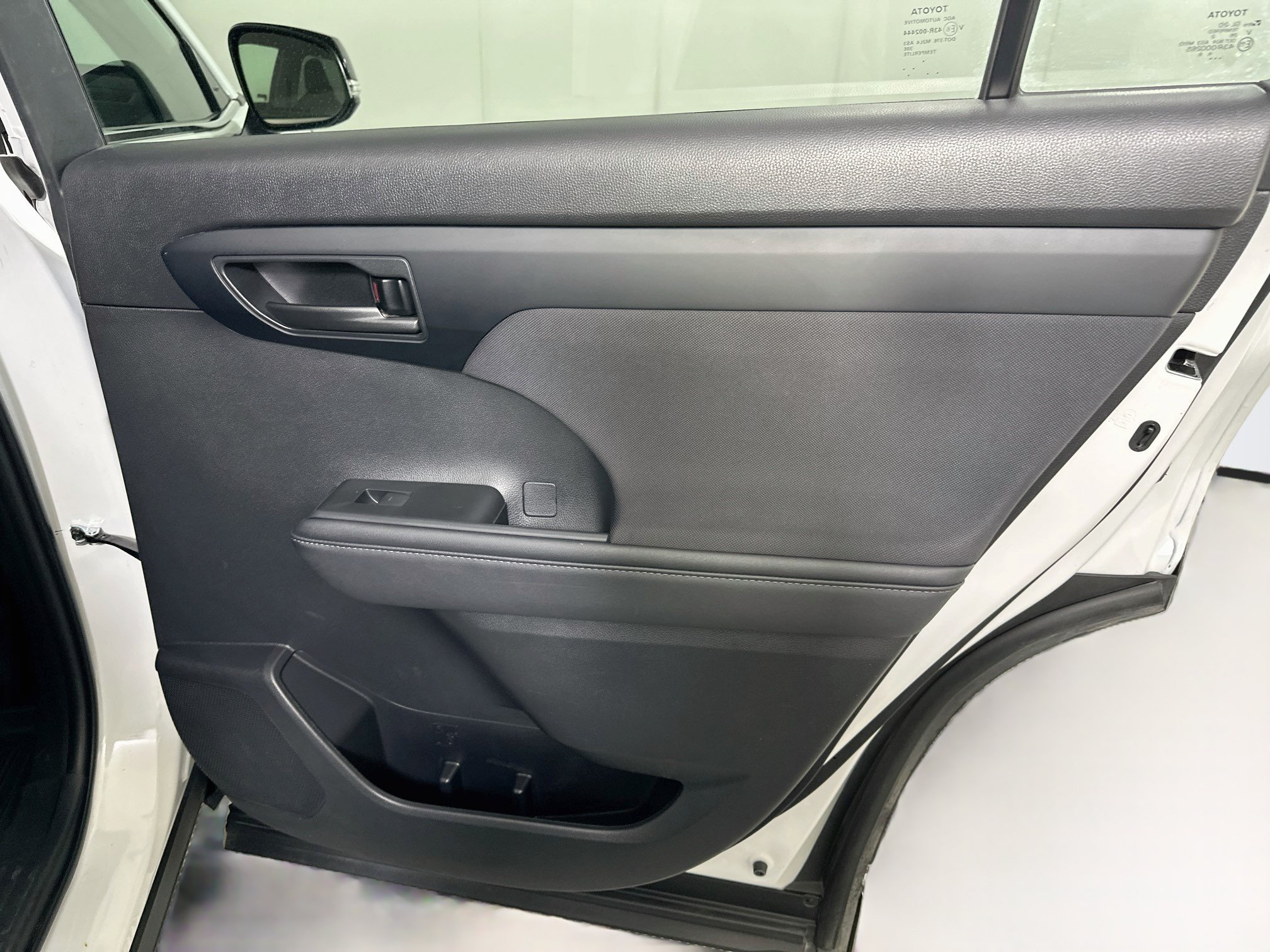 Used 2023 Toyota Highlander L FWD image 29