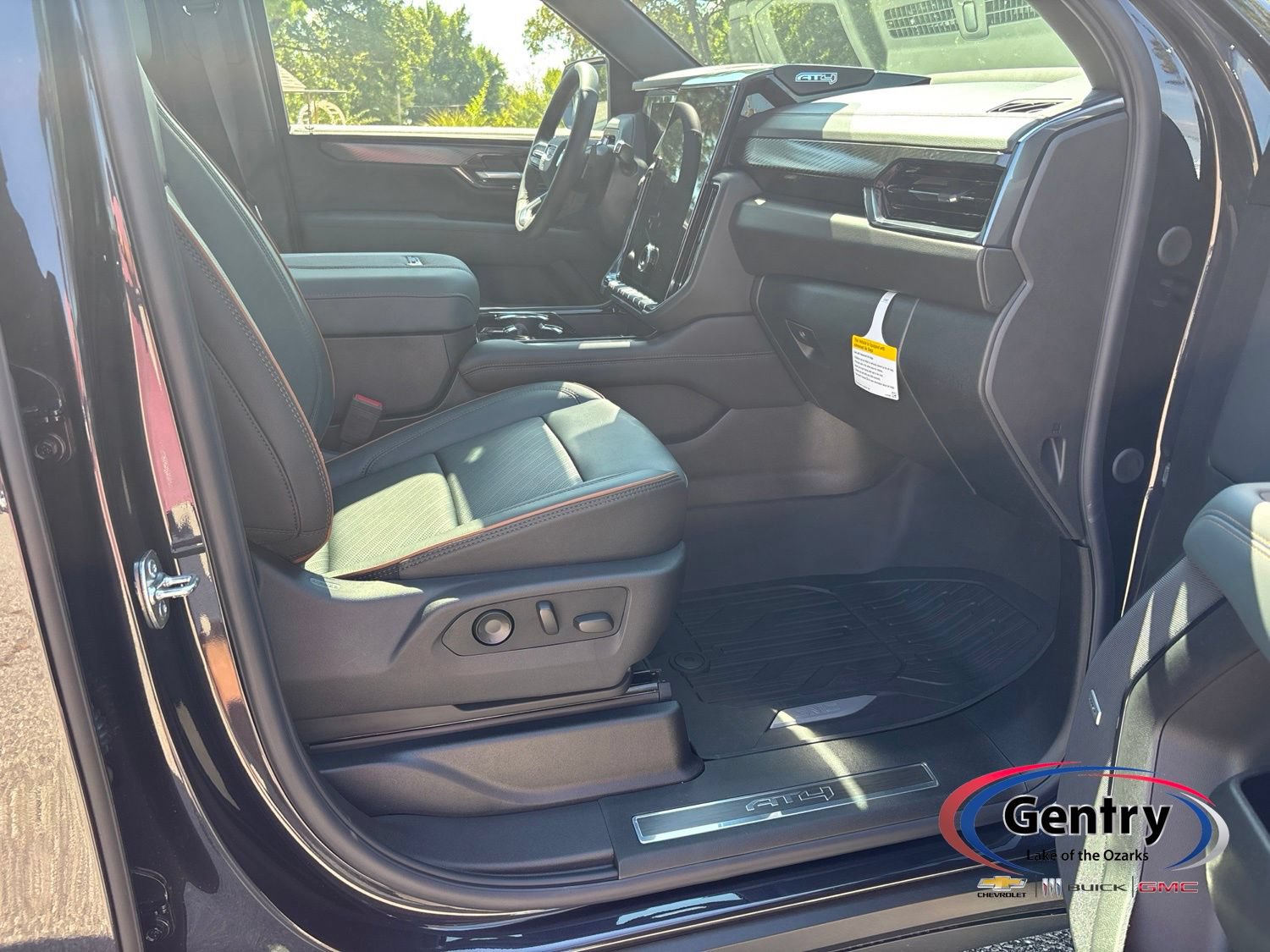 New 2026 GMC Yukon AT4 w/ AT4 Premium Package AWD/4WD image 9