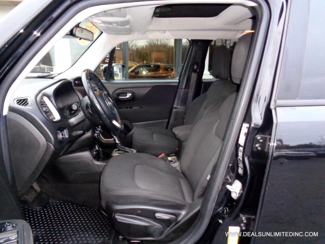 Used 2017 Jeep Renegade Latitude w/ Cold Weather Group image 10