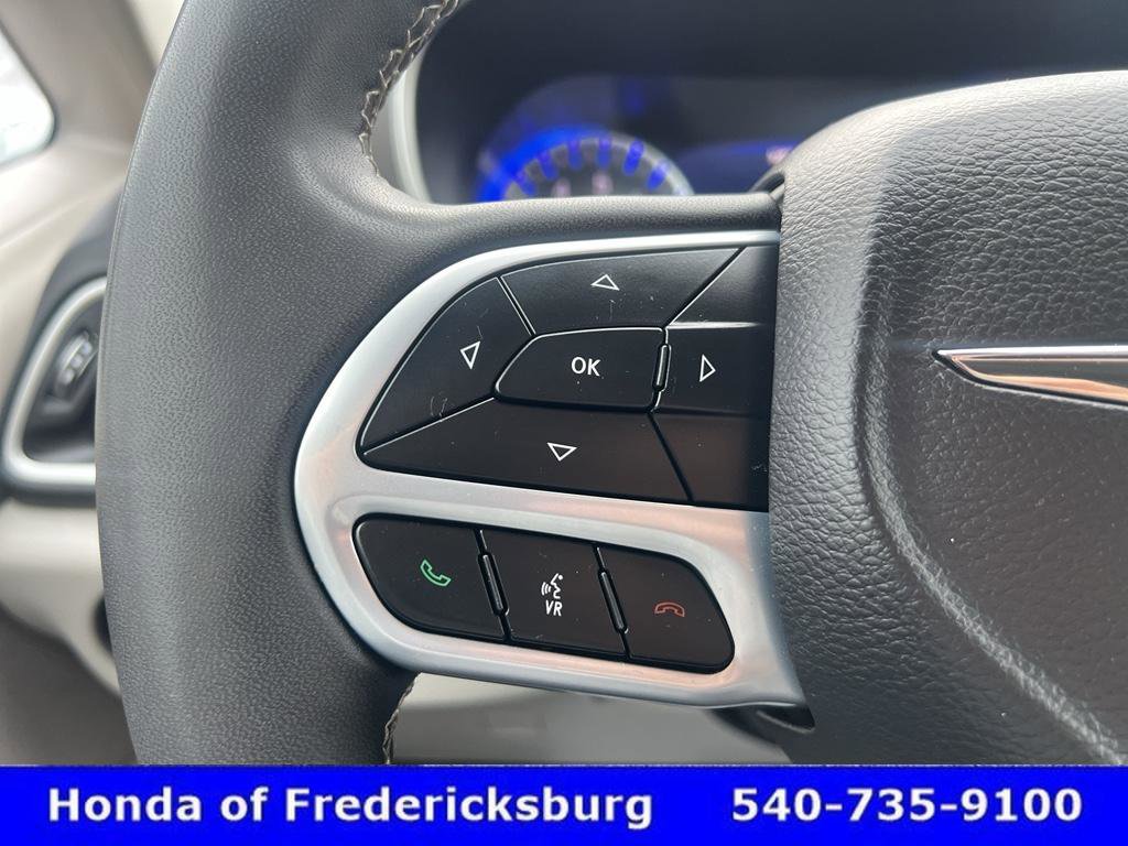 Used 2023 Chrysler Pacifica Touring-L image 18