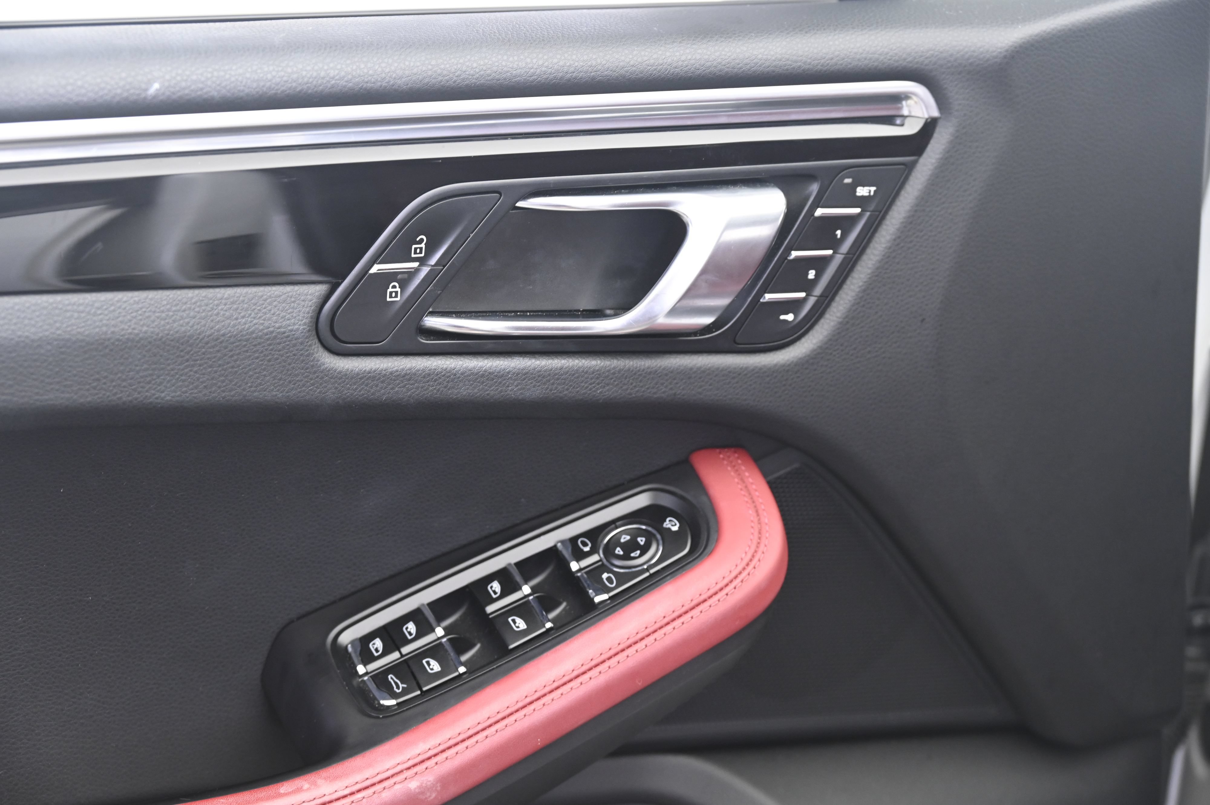 Certified 2022 Porsche Macan AWD/4WD image 27