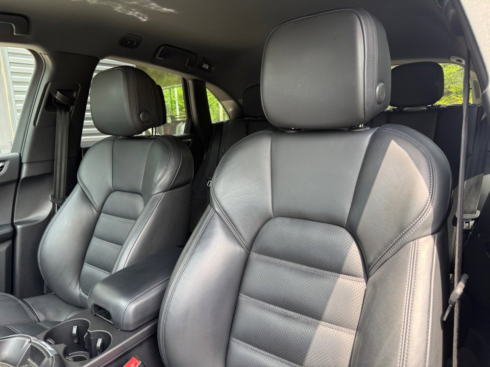 Certified 2022 Porsche Macan S AWD/4WD image 12
