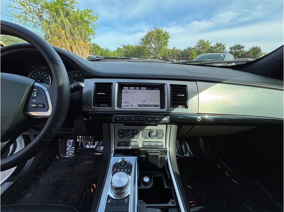 Used 2015 Jaguar XF Sport image 11