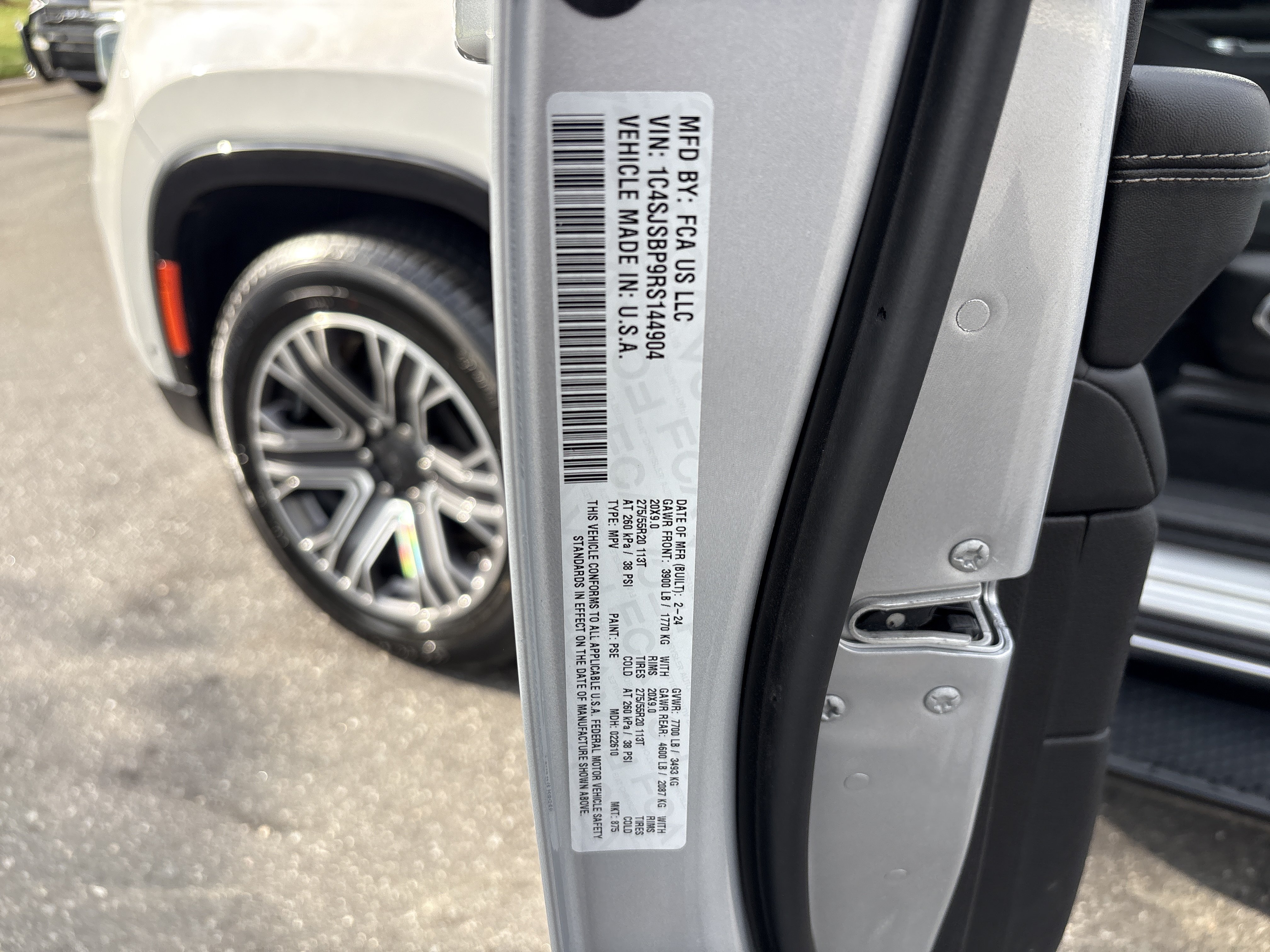 Used 2024 Jeep Wagoneer L Series II AWD/4WD image 36