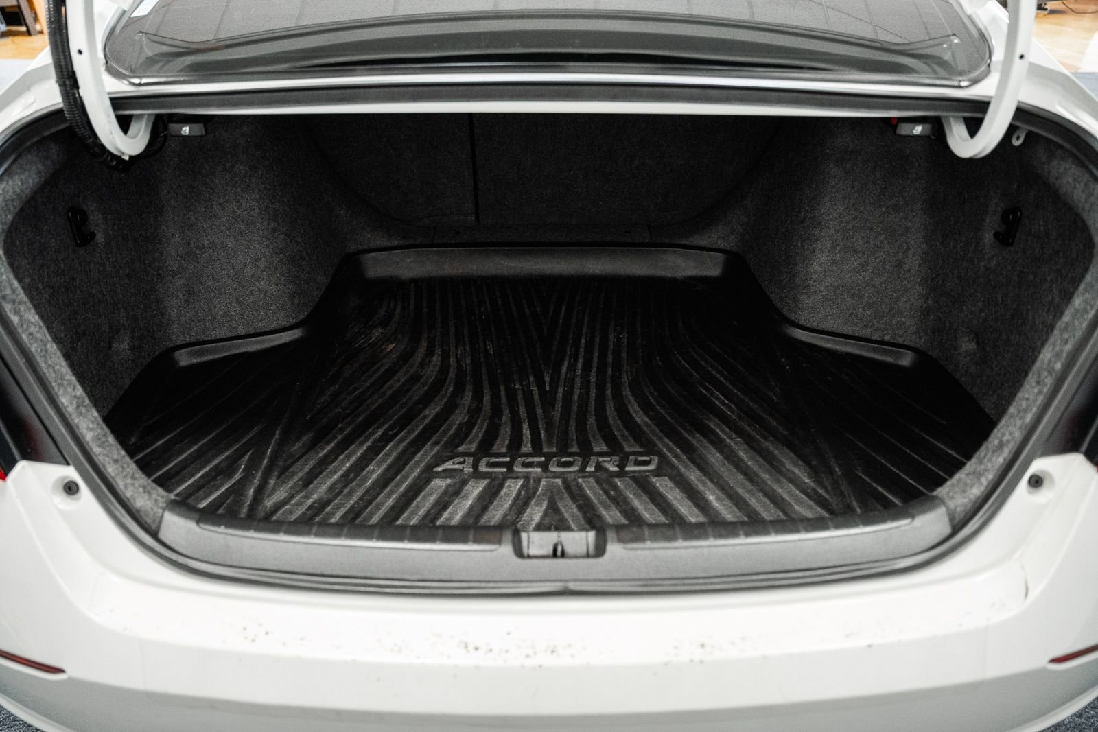 Used 2018 Honda Accord EX image 9