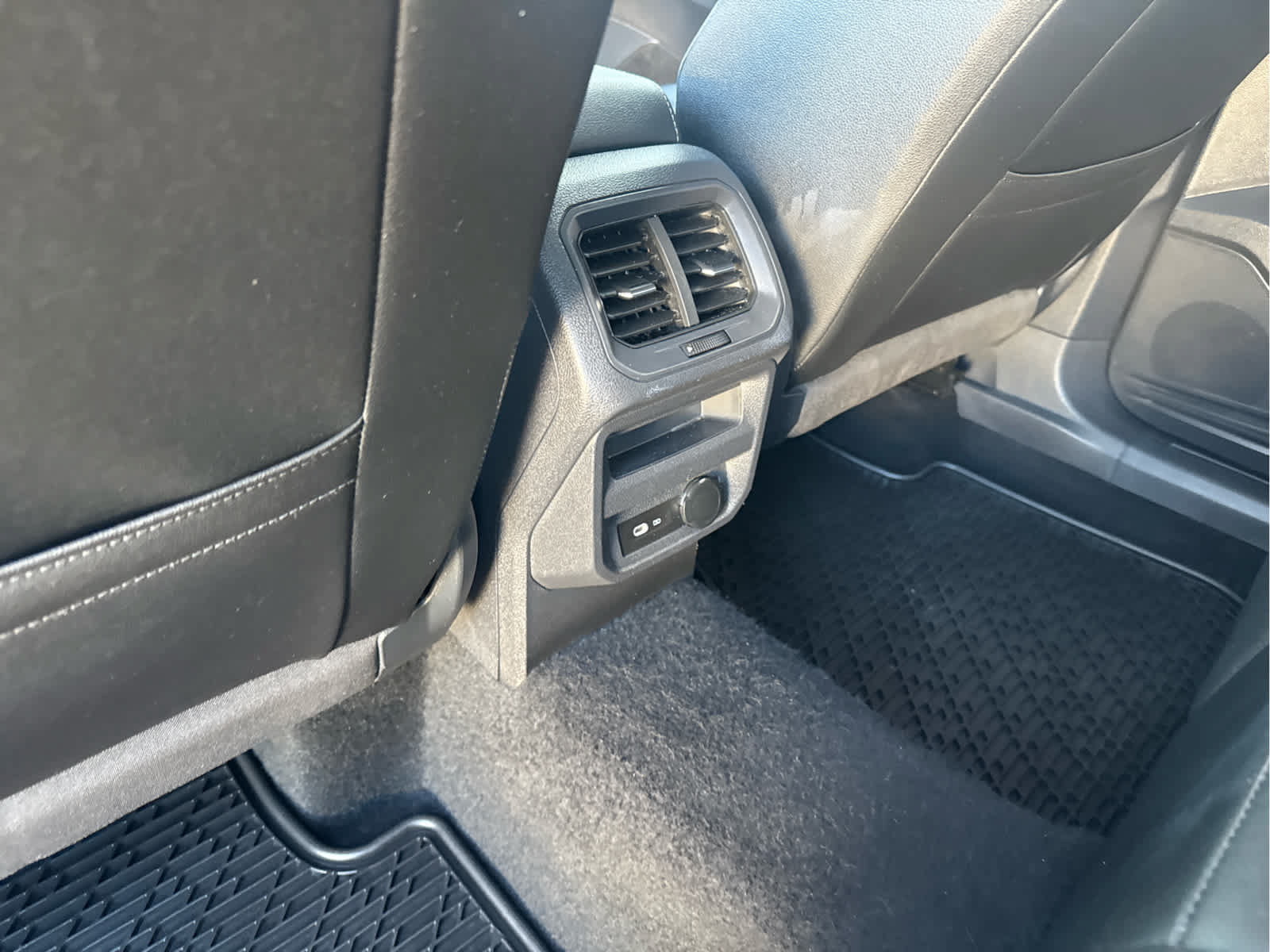 Used 2023 Volkswagen Tiguan SE AWD/4WD image 34