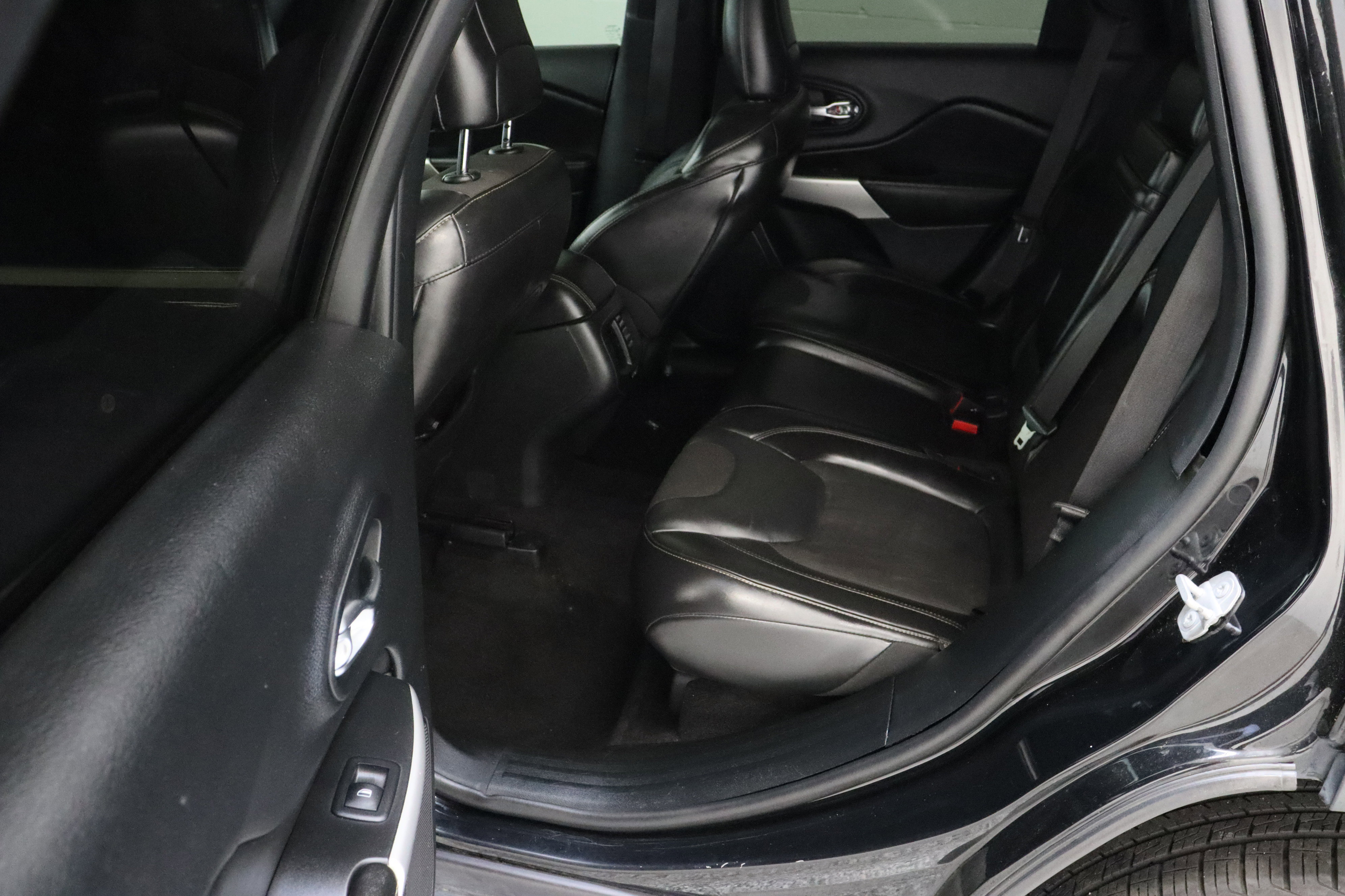 Used 2018 Jeep Cherokee Latitude Plus image 27