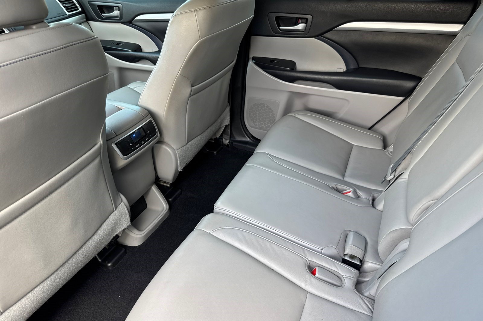 Used 2018 Toyota Highlander XLE FWD image 27