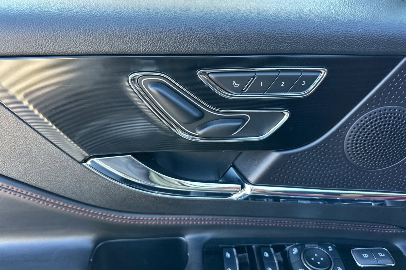 Used 2023 Lincoln Corsair Reserve w/ Jet Appearance Package image 19