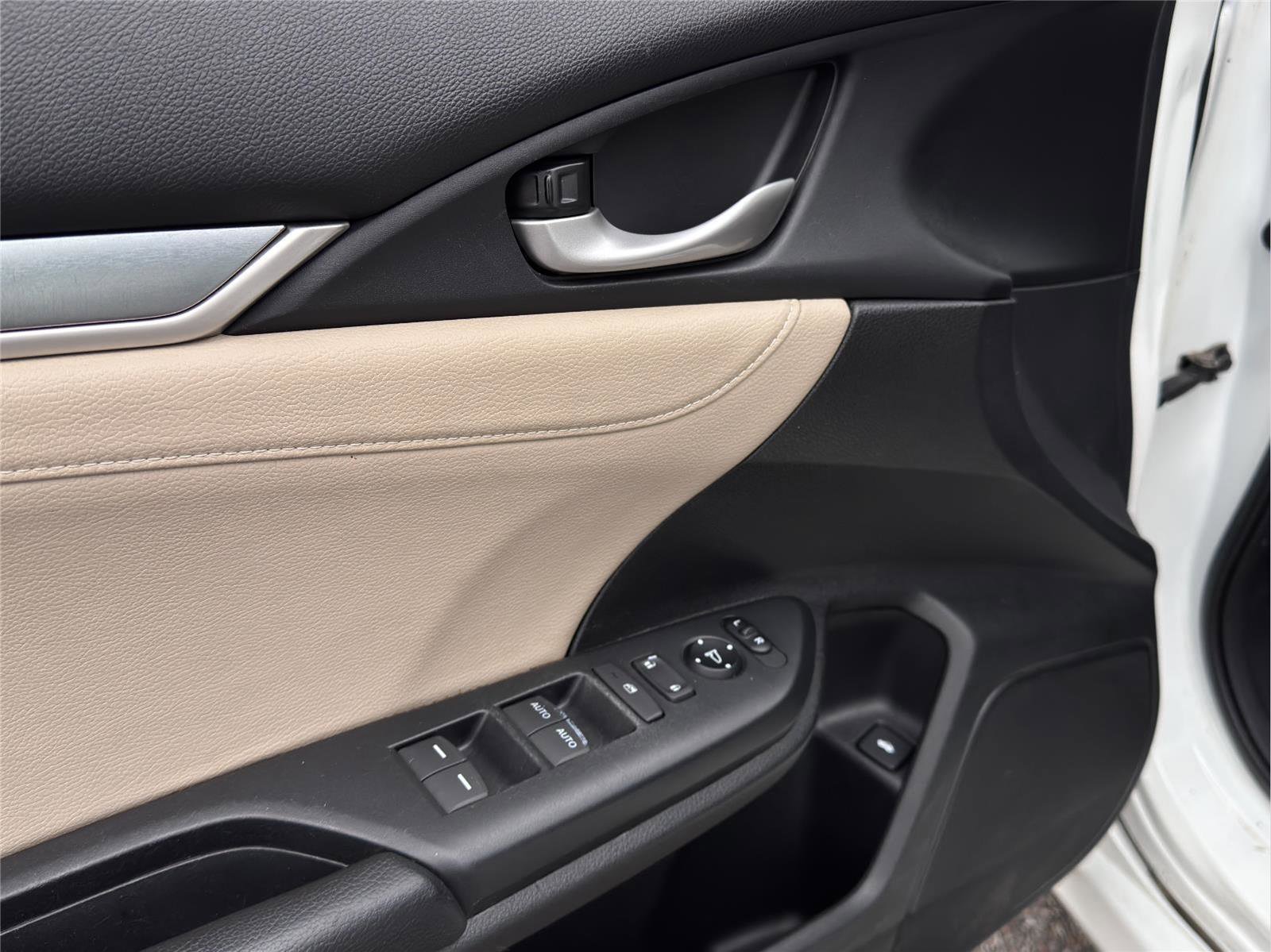 Used 2016 Honda Civic Touring image 9