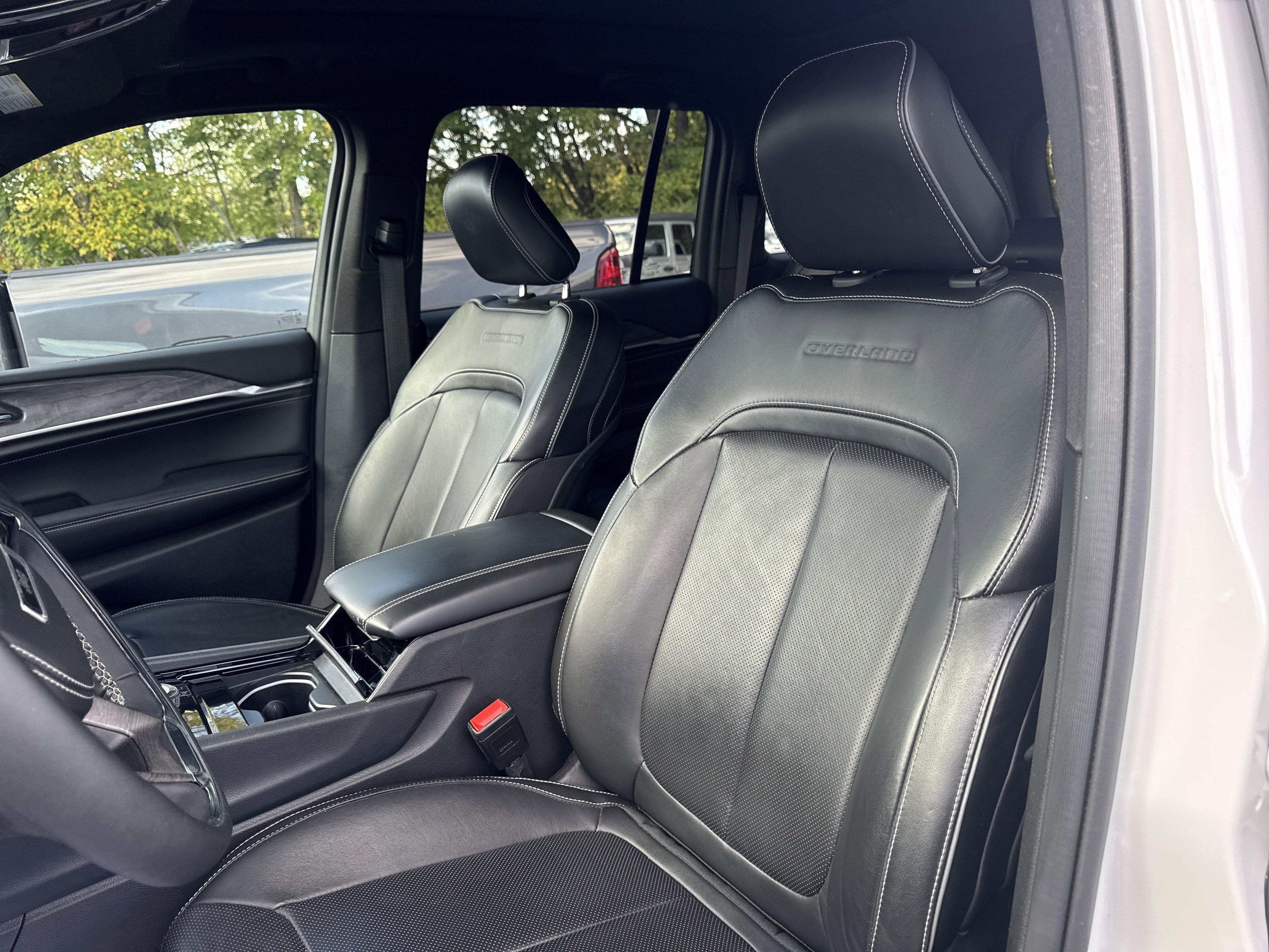 Used 2023 Jeep Grand Cherokee Overland AWD/4WD image 16