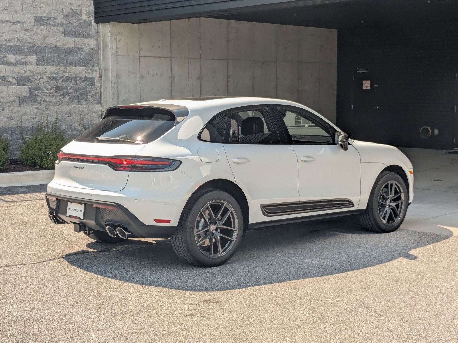 Certified 2025 Porsche Macan Turbo image 9