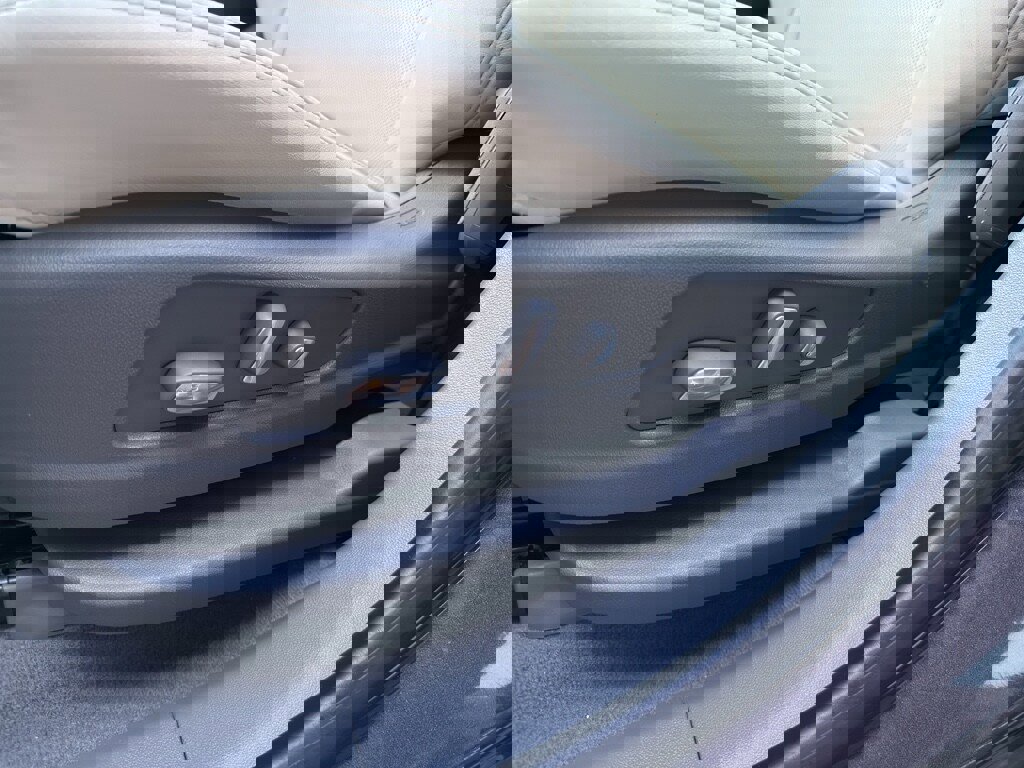 Used 2017 Cadillac XT5 Luxury w/ Driver Awareness Package image 16