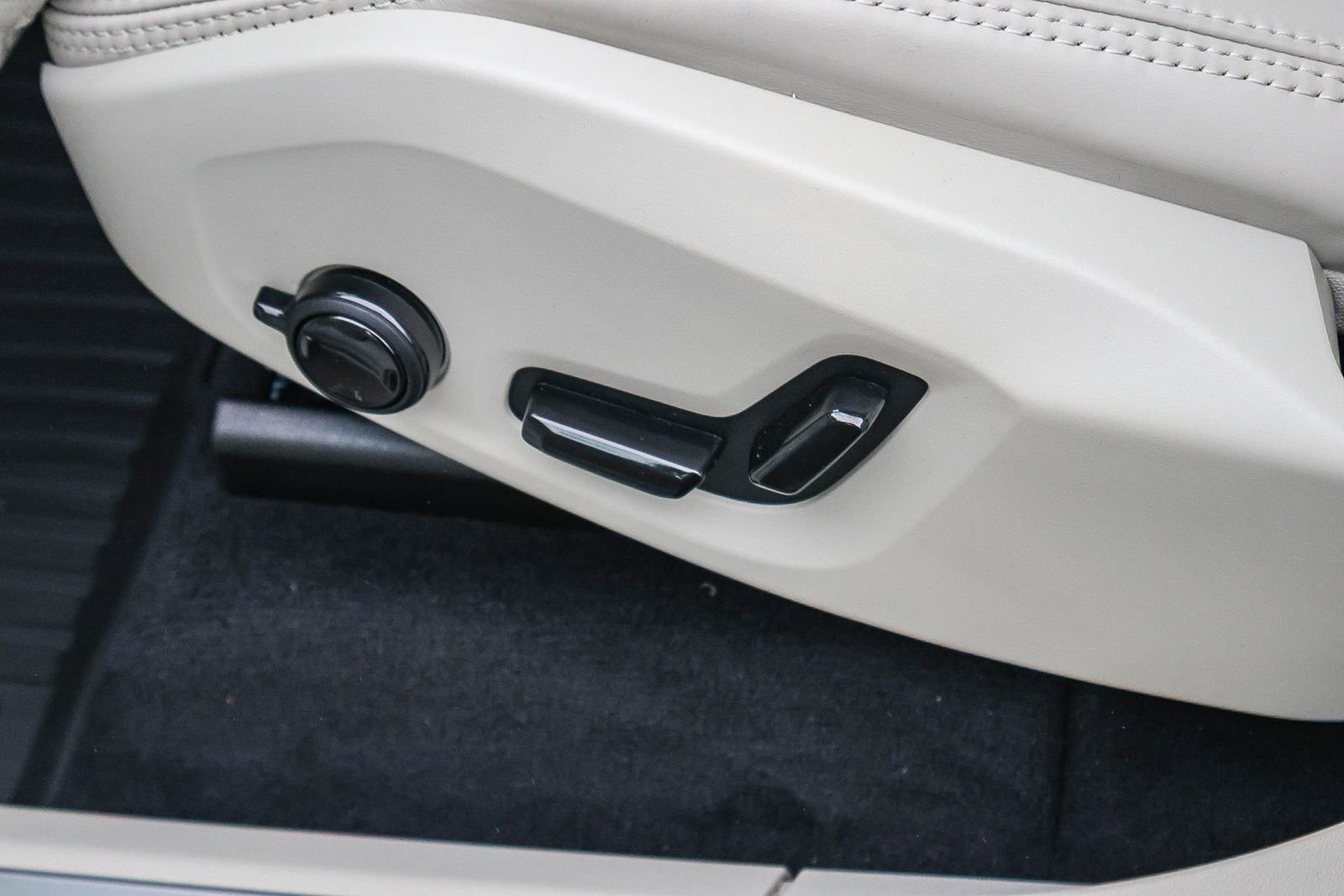 New 2026 Volvo XC90 T8 Ultra w/ Protection Package Premier image 30