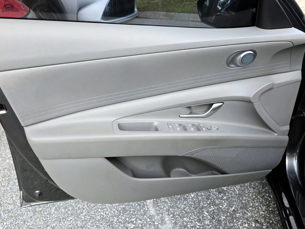 Used 2022 Hyundai Elantra SEL FWD image 16