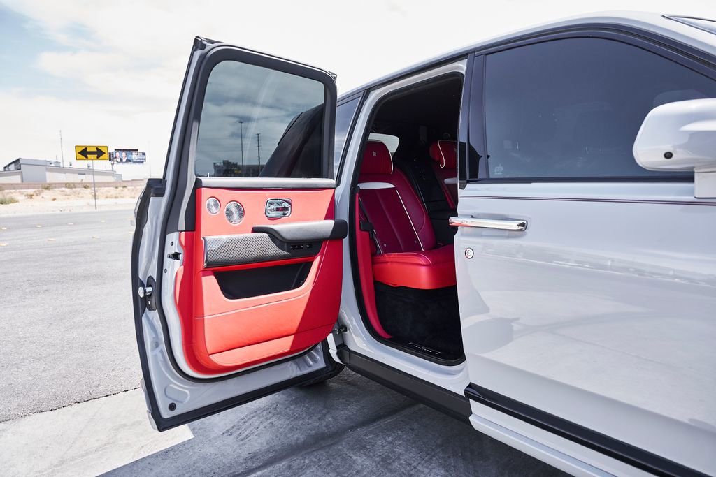 Used 2024 Rolls-Royce Cullinan Black Badge w/ Dark Exterior Package image 27