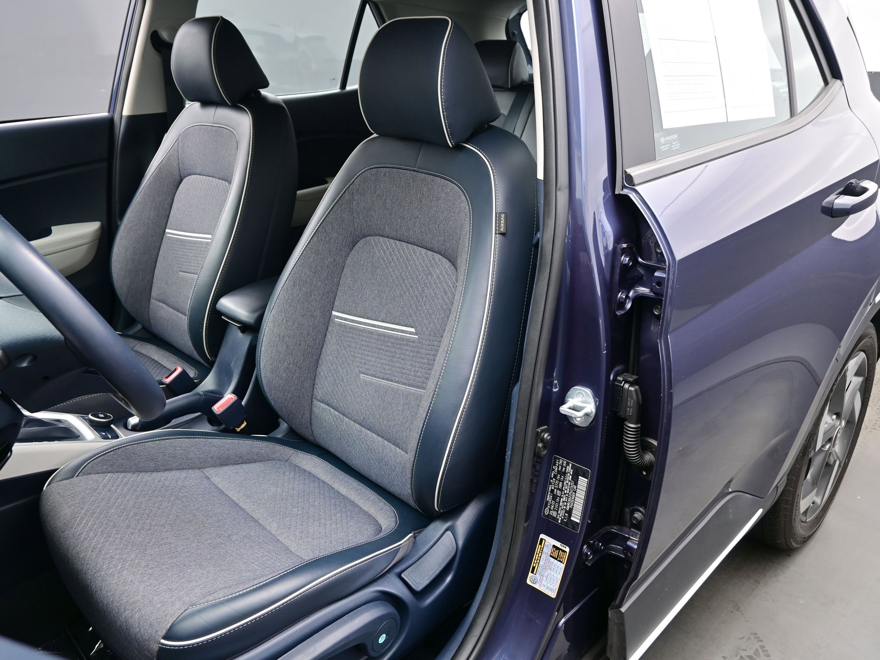Used 2023 Hyundai Venue Limited w/ Cargo Package FWD image 11