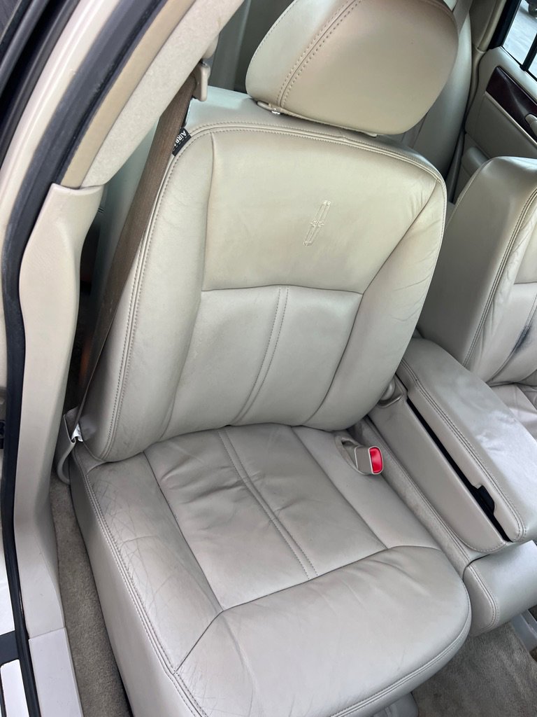 Used 2009 Lincoln Town Car Signature Limited image 19