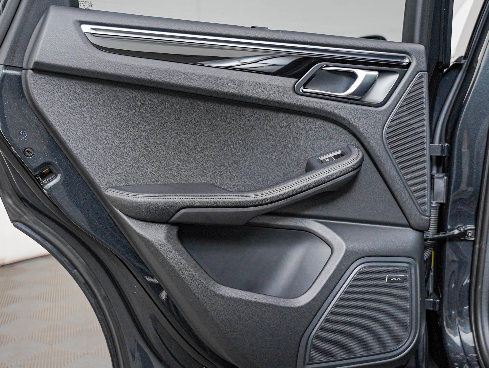 Certified 2025 Porsche Macan AWD/4WD image 27