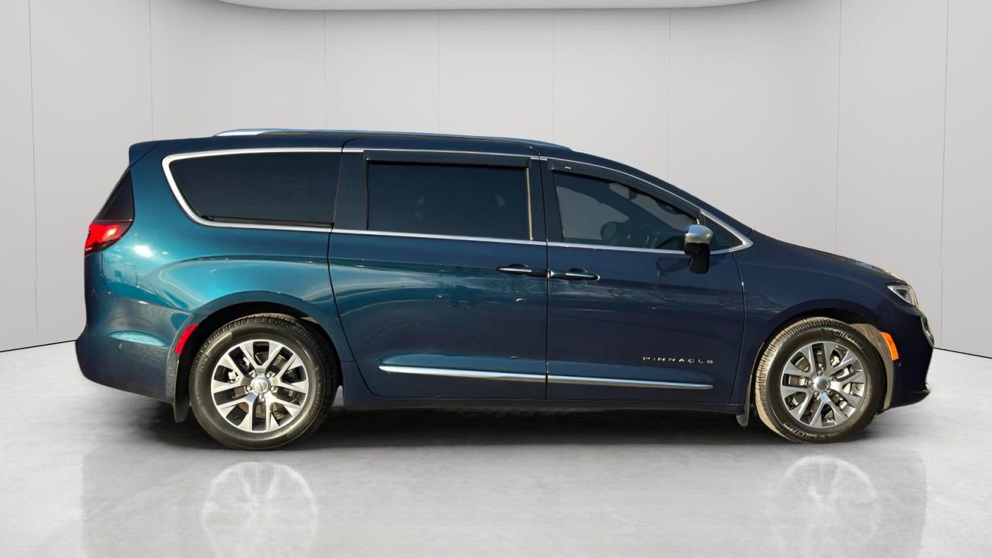 Used 2023 Chrysler Pacifica Pinnacle image 5