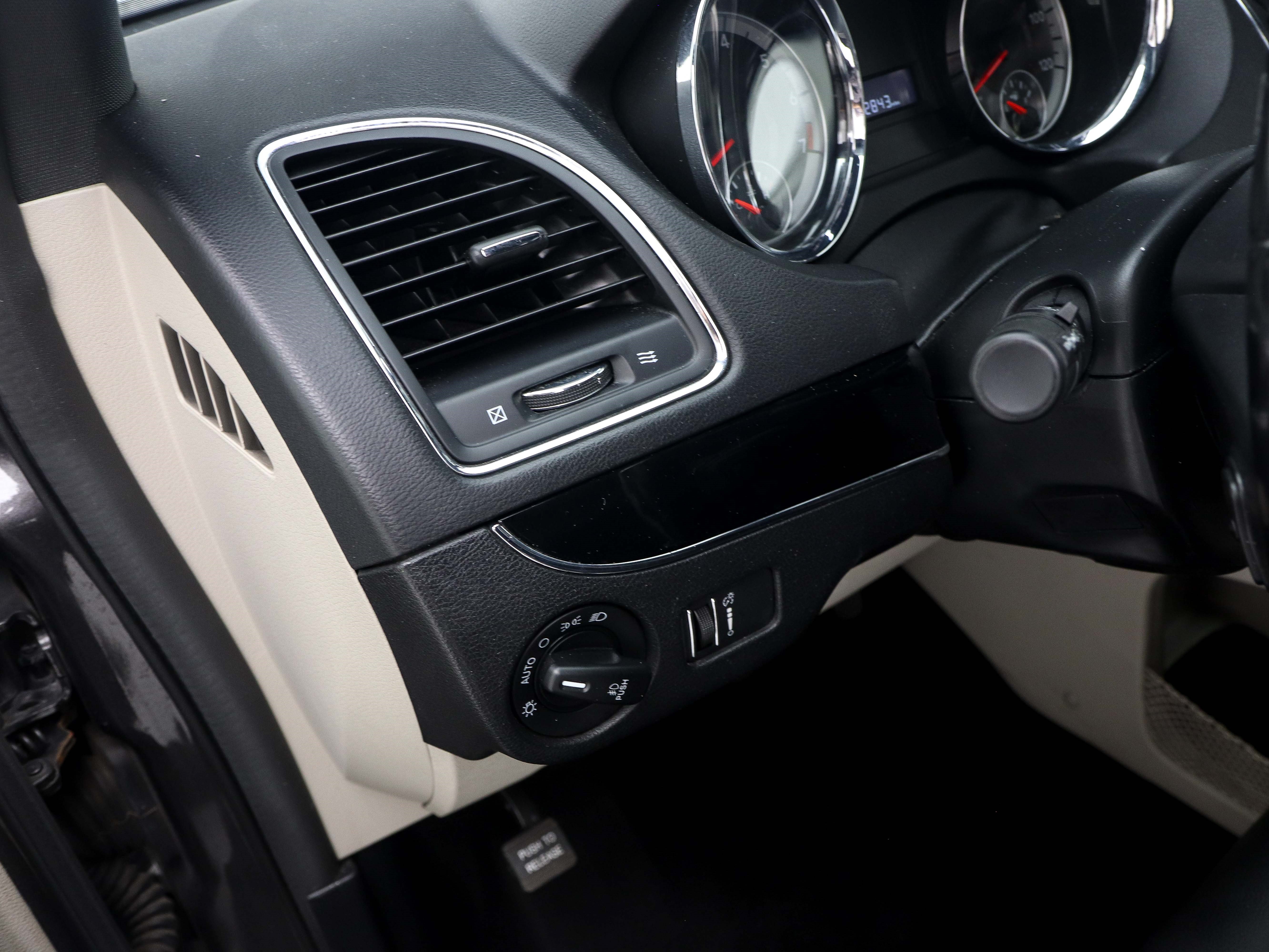 Used 2020 Dodge Grand Caravan SXT FWD image 22