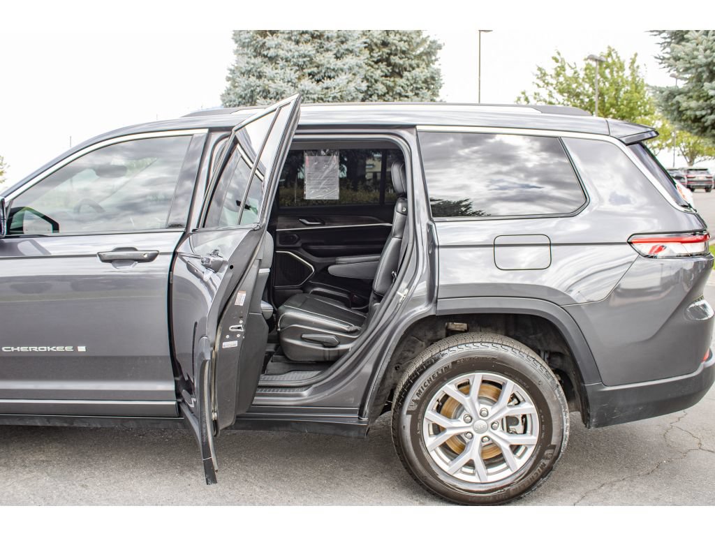Used 2022 Jeep Grand Cherokee L Limited w/ Trailer Tow Group (B) AWD/4WD image 15