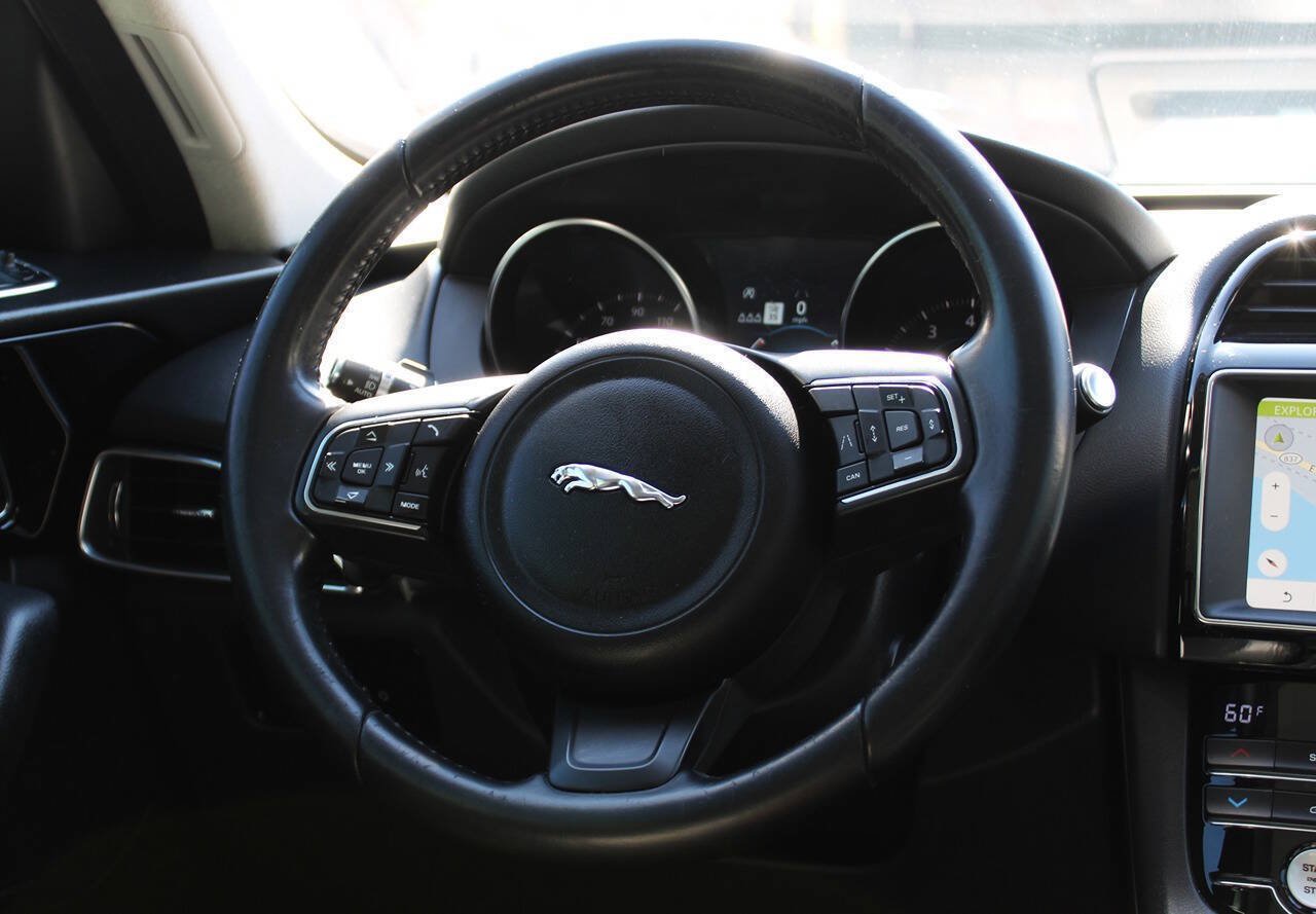 Used 2019 Jaguar F-PACE Premium AWD/4WD image 18