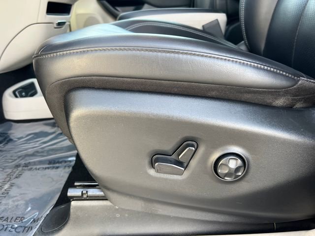 Used 2023 Chrysler Pacifica Touring-L FWD image 11