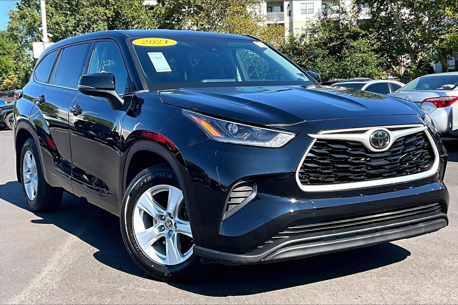 Used 2021 Toyota Highlander L AWD/4WD image 2