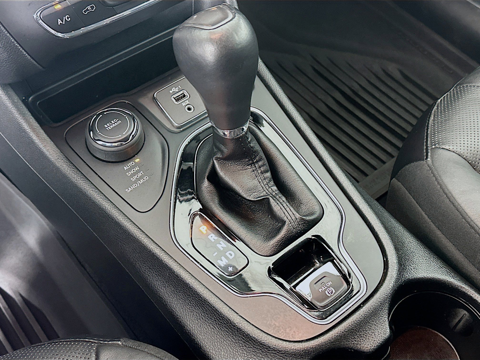 Used 2019 Jeep Cherokee Limited image 25