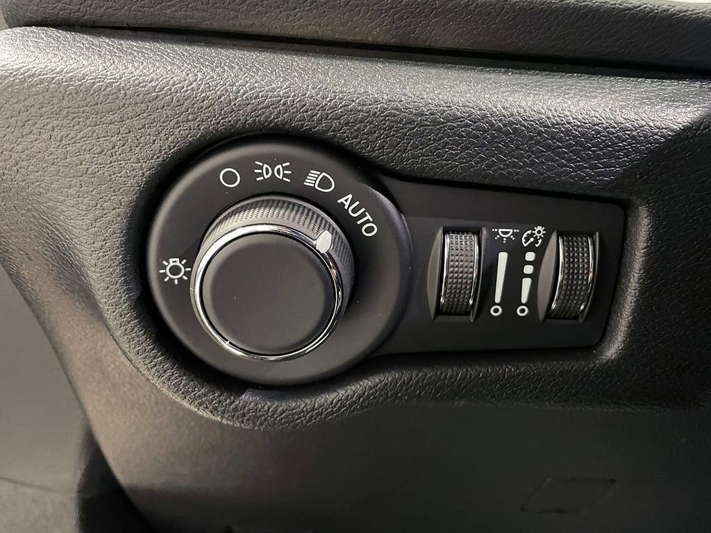 Used 2026 Chrysler Voyager LX image 26