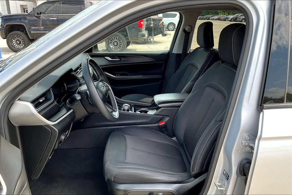 Used 2024 Jeep Grand Cherokee Laredo RWD image 22