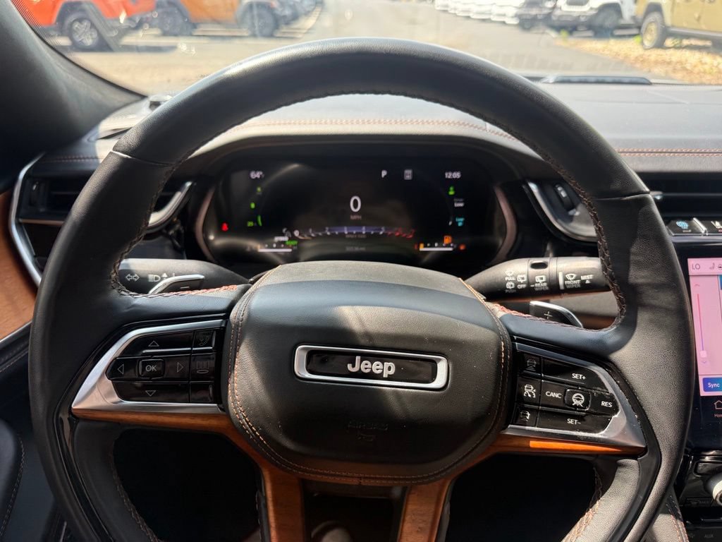 Used 2023 Jeep Grand Cherokee Summit AWD/4WD image 24