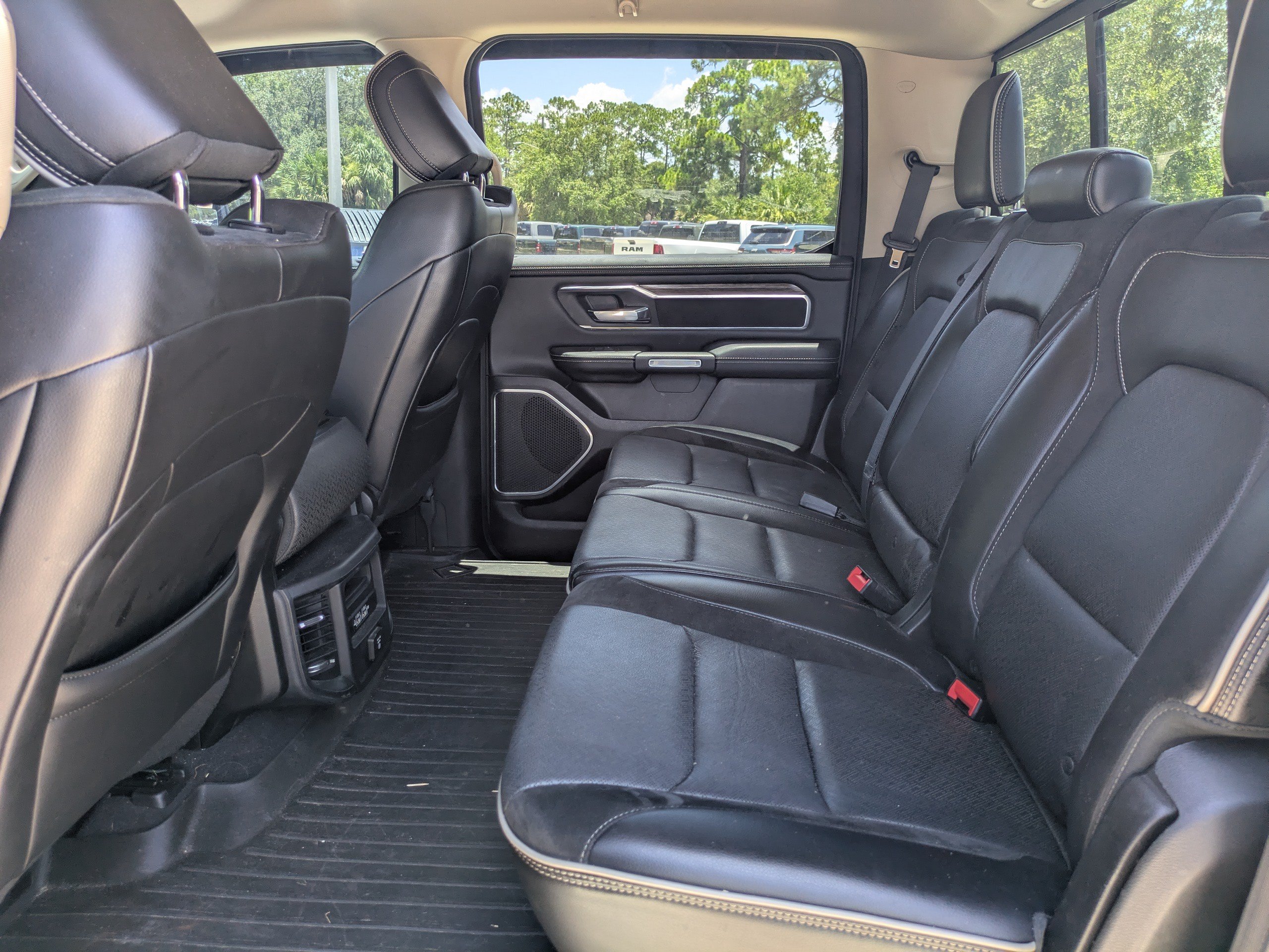 Used 2019 RAM 1500 Laramie AWD/4WD image 12