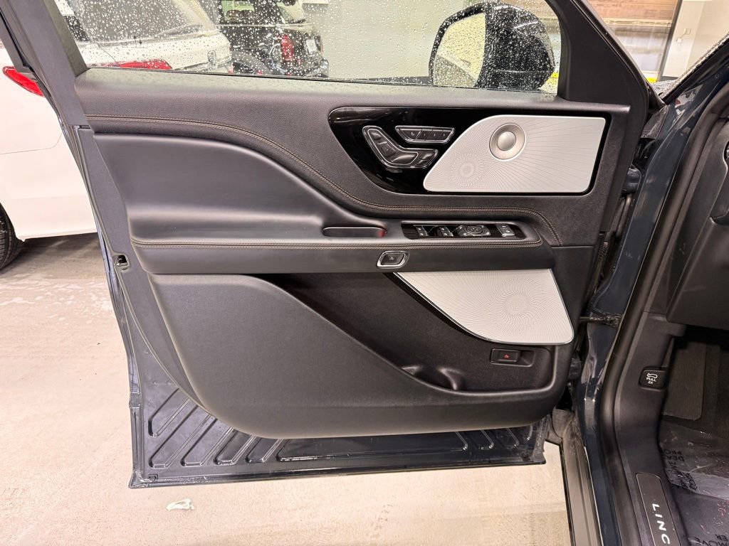 Used 2025 Lincoln Aviator Black Label AWD/4WD image 10