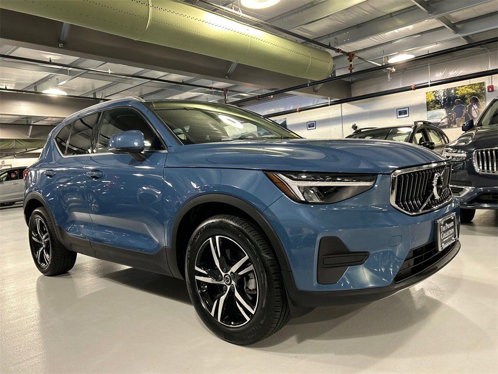 Used 2025 Volvo XC40 B5 Core