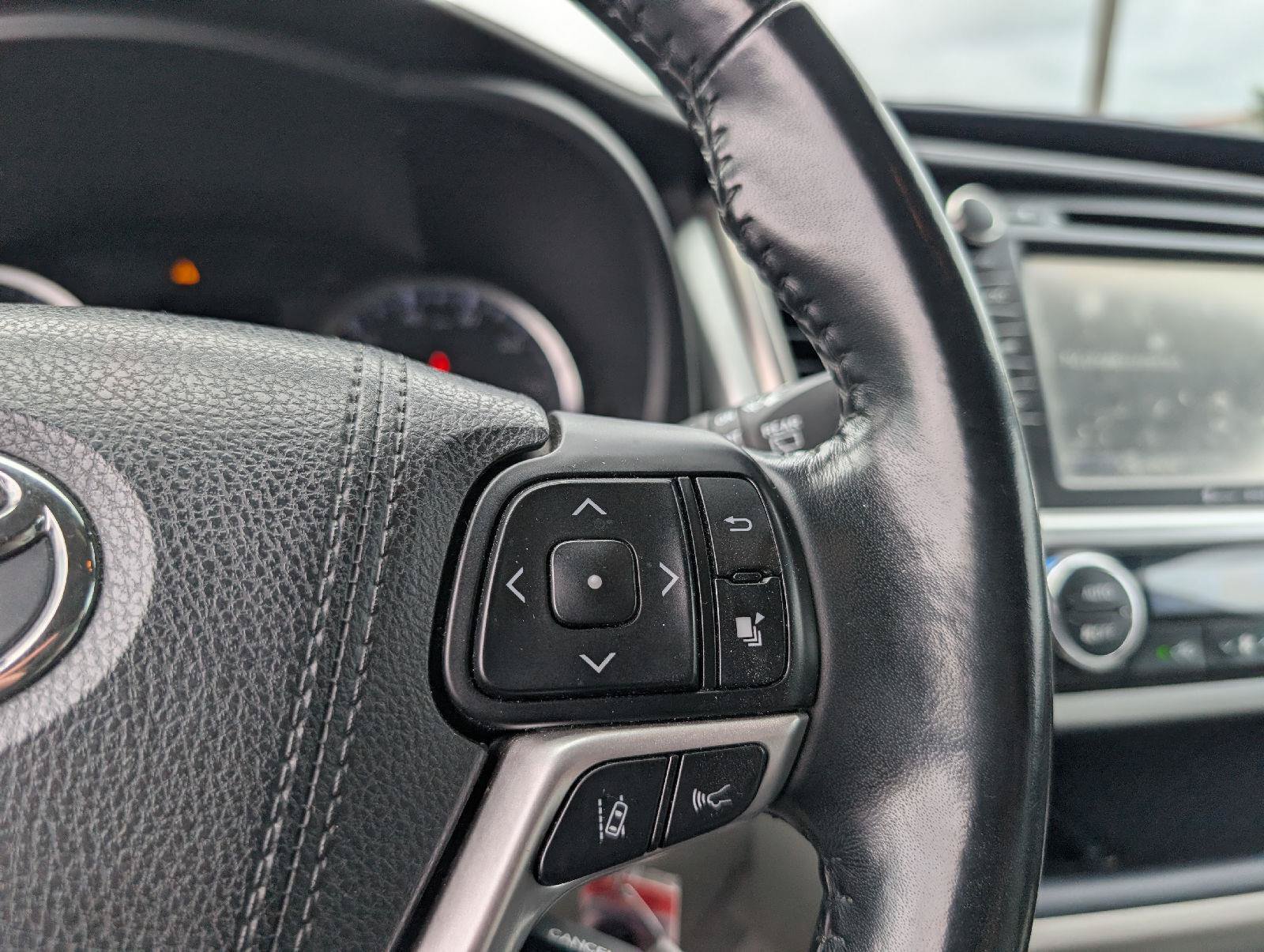 Used 2017 Toyota Highlander Plus AWD/4WD image 15