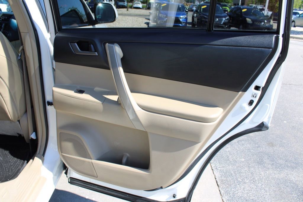 Used 2013 Toyota Highlander SE AWD/4WD image 25