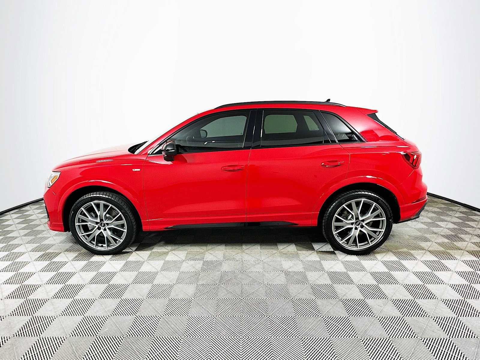 Certified 2025 Audi Q3 2.0T Premium Plus w/ Premium Plus Package image 4